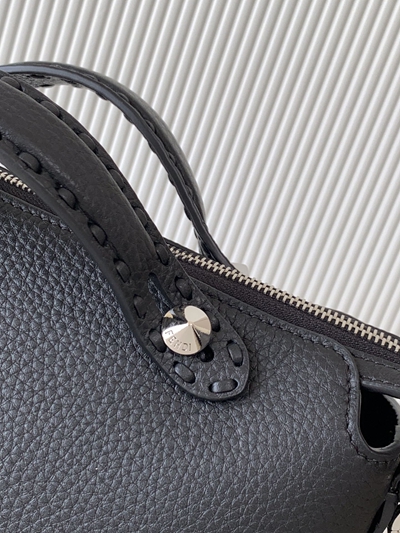 フェンディバッグ着用イメージ